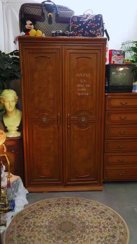 동명동에는조금 이상한 장롱이 있습니다.문을 열면숨겨진 공간이 나옵니다.딴짓공작소